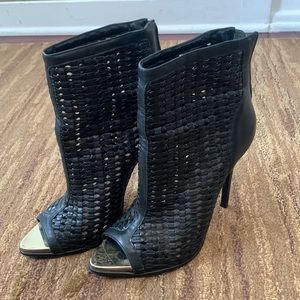 Heeled bootie with zipper
